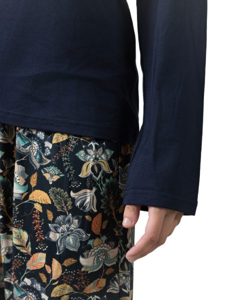 Pijama largo para mujer color azul marino con estampado floral en el pantalón