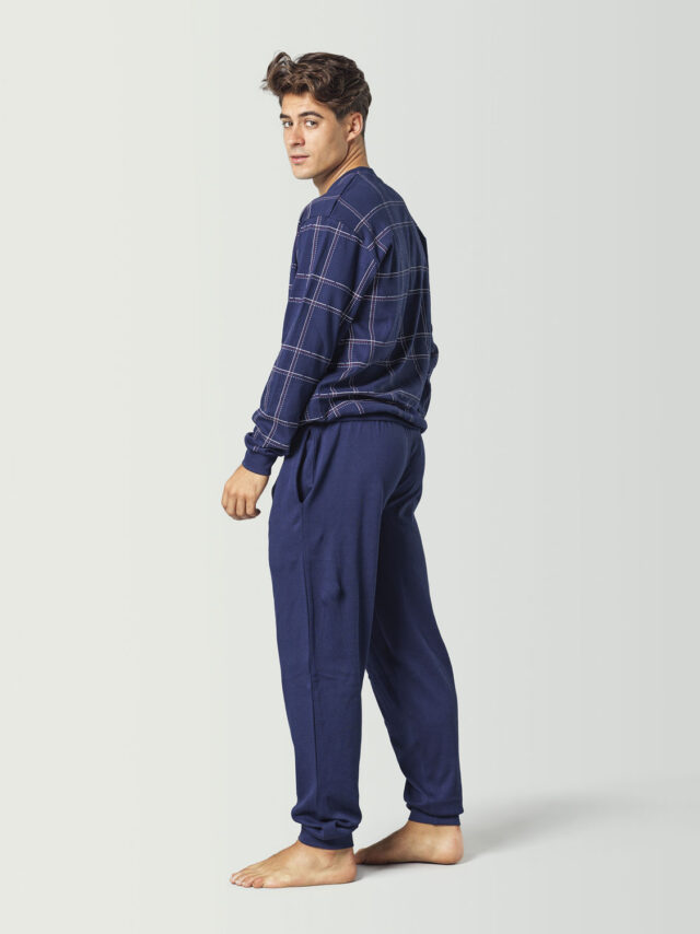 Pijama estilo deportivo a cuadros para hombre
