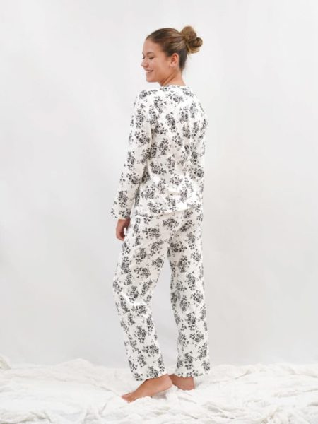 Pijama de mujer con estampado de flores