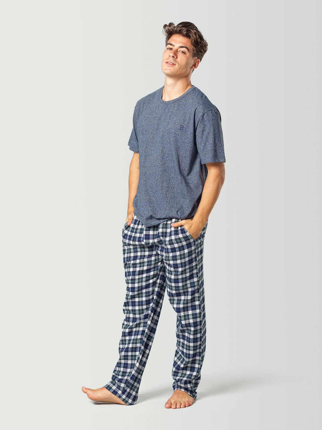 Pijama para hombre con camiseta de manga corta azul y pantalón a cuadros azul y blanco