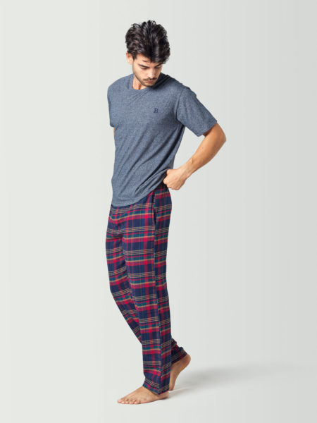 Pijama para hombre con camiseta de manga corta azul y pantalón a cuadros azul y rojo