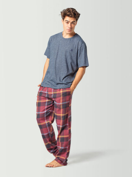 Pijama para hombre con camiseta de manga corta azul y pantalón a cuadros rojo y negro