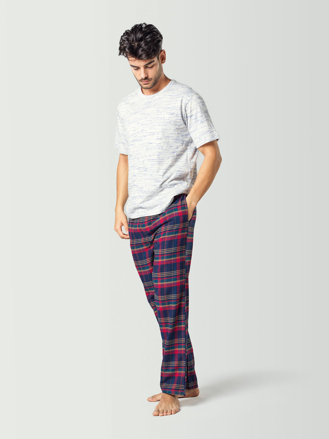 Pijama para hombre con camiseta de manga corta blanca y pantalón a cuadros azul y rojo