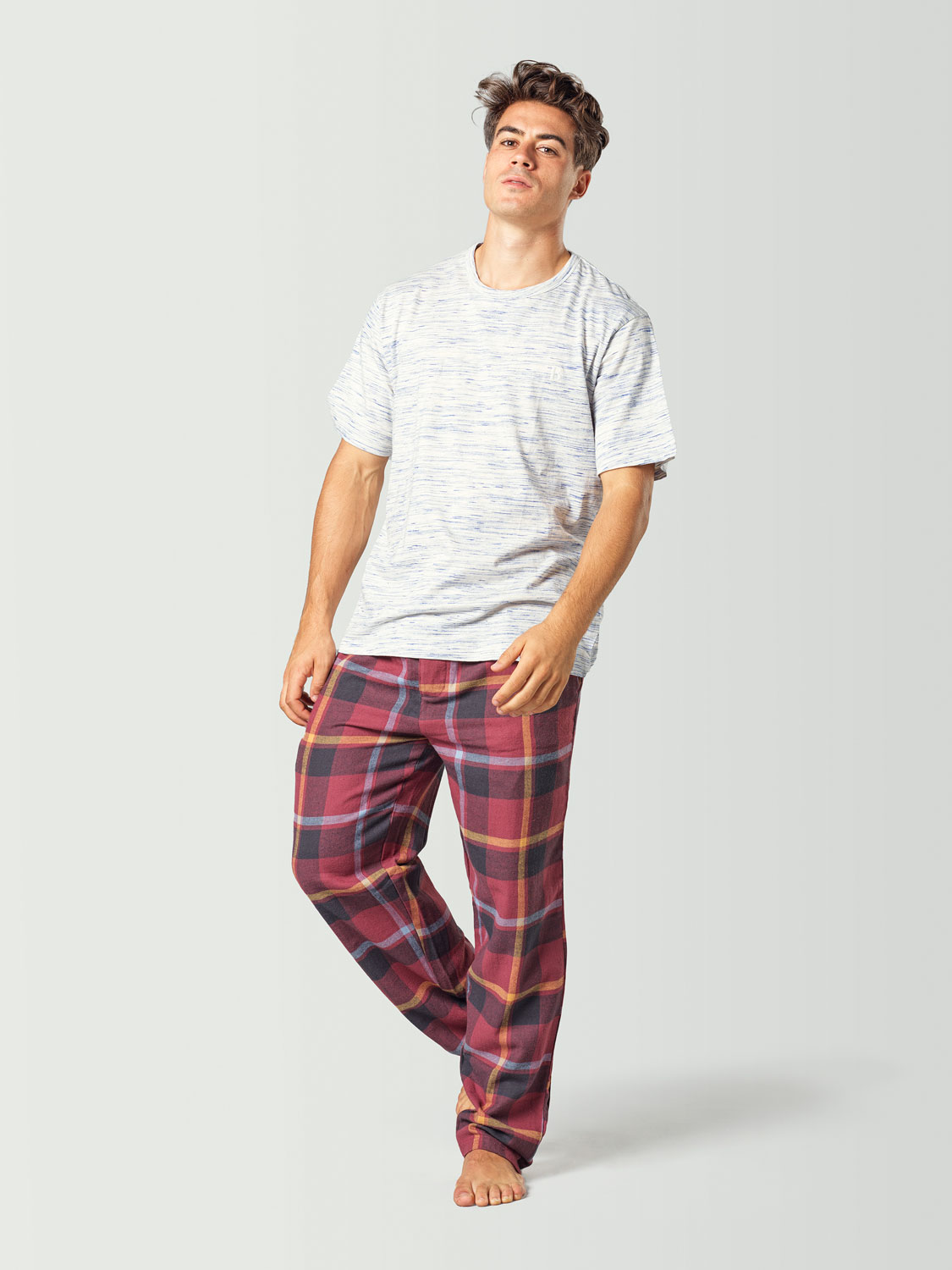 Pijama para hombre con camiseta de manga corta blanca y pantalón a cuadros rojo y negro
