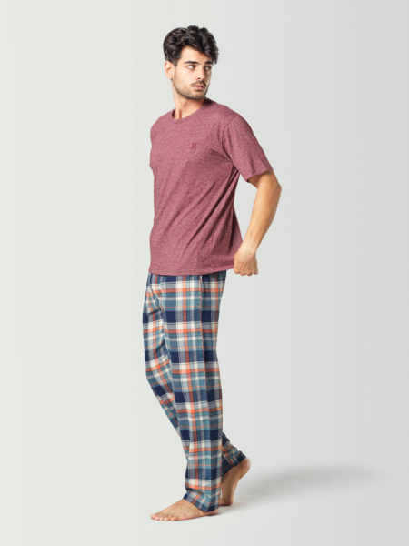 Pijama para hombre con camiseta de manga corta roja y pantalón a cuadros azul marino