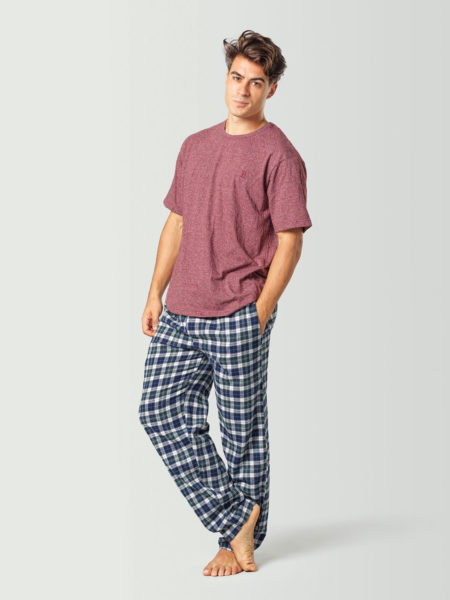 Pijama para hombre con camiseta de manga corta roja y pantalón a cuadros azul y blanco