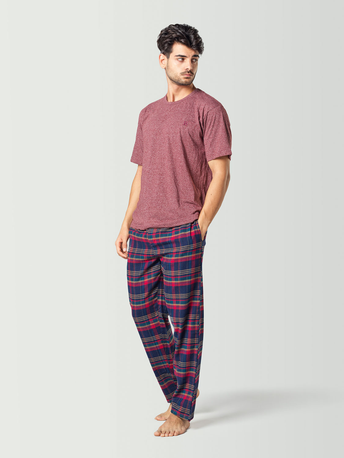 Pijama para hombre con camiseta de manga corta roja y pantalón a cuadros azul y rojo