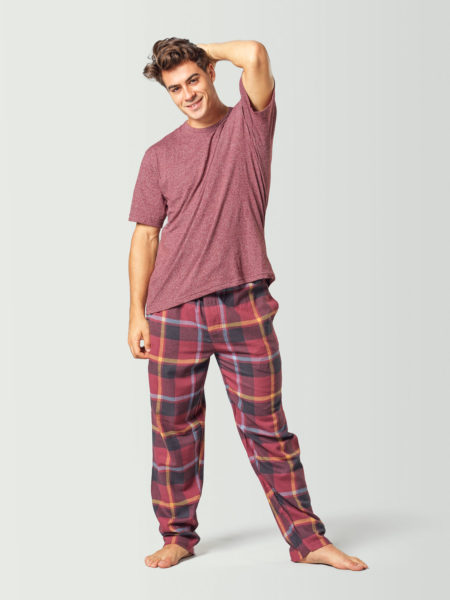Pijama para hombre con camiseta de manga corta roja y pantalón a cuadros rojo y negro