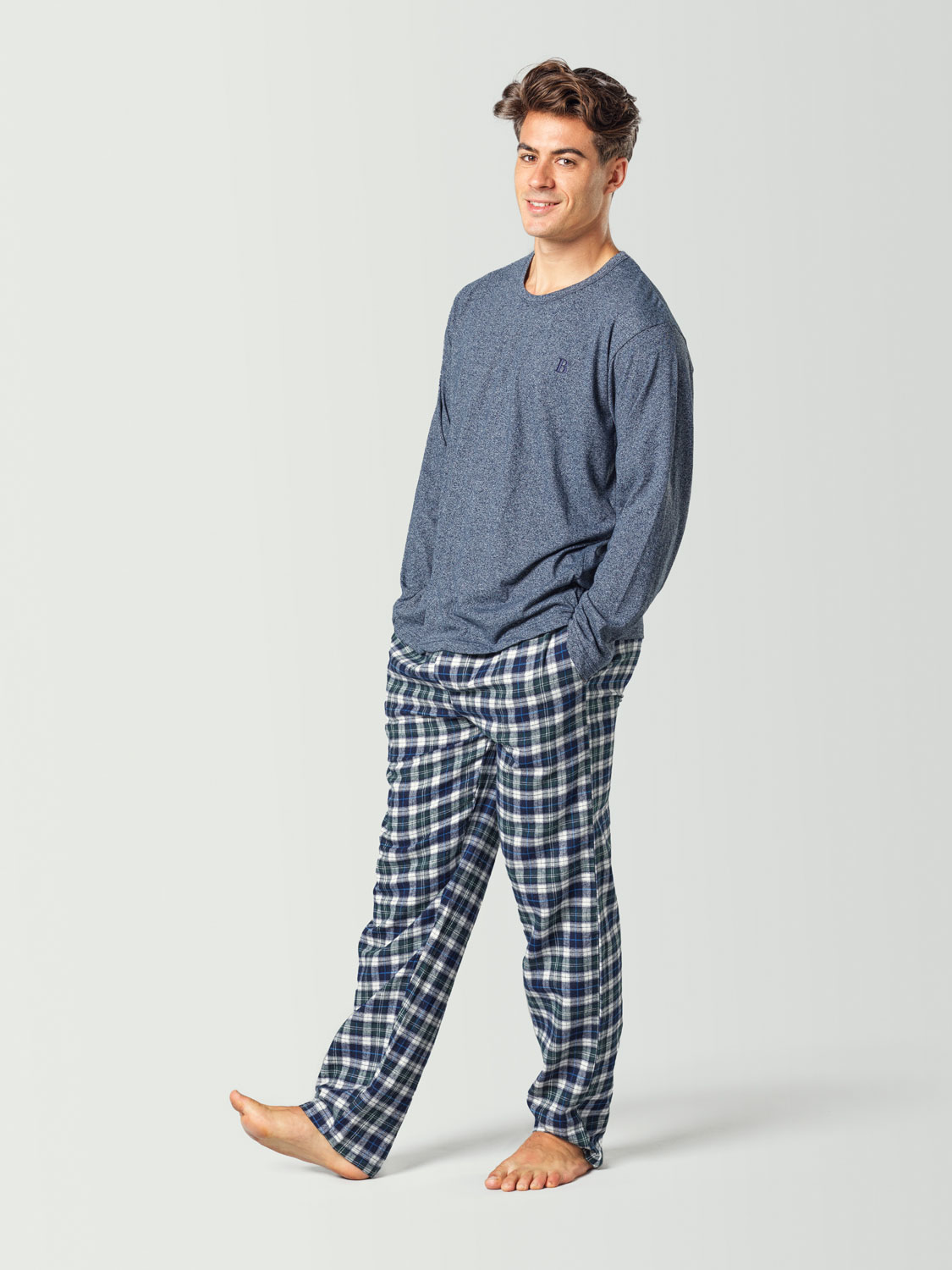 Pijama para hombre con camiseta de manga larga azul y pantalón a cuadros azul y blanco