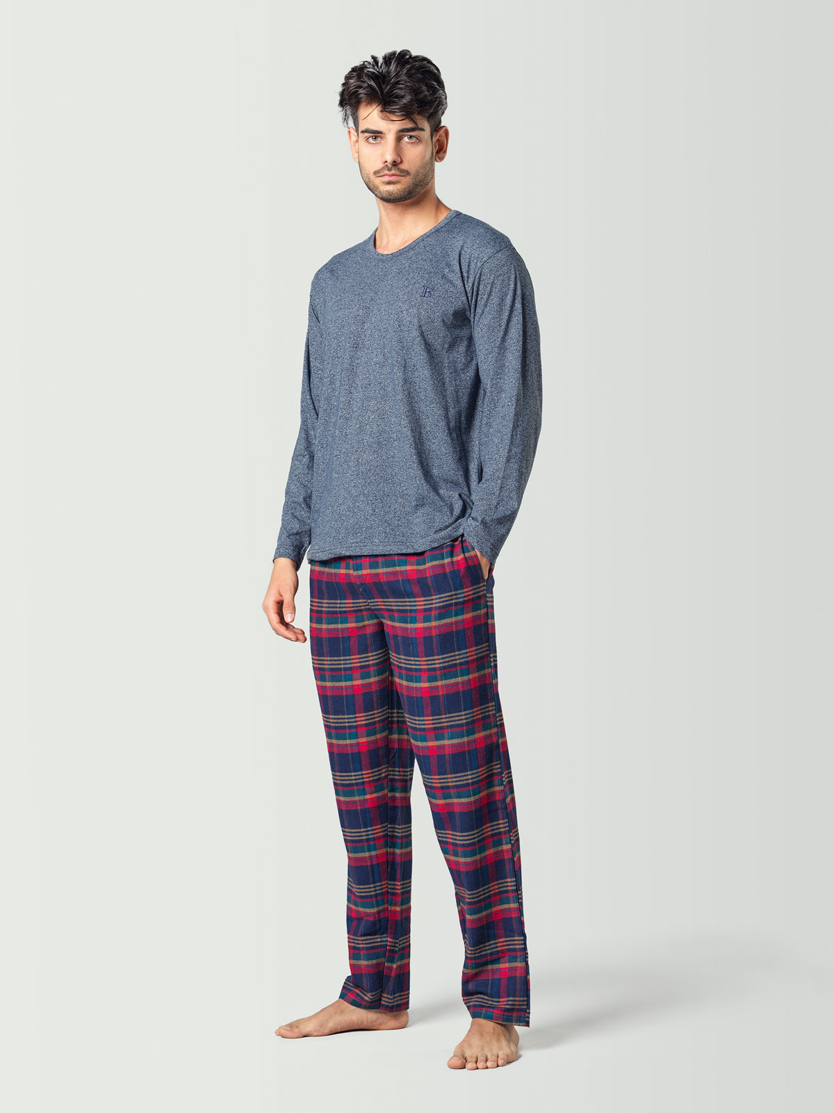 Pijama para hombre con camiseta de manga larga azul y pantalón a cuadros azul y rojo