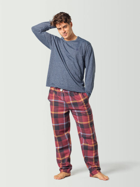 Pijama para hombre con camiseta de manga larga azul y pantalón a cuadros rojo y negro