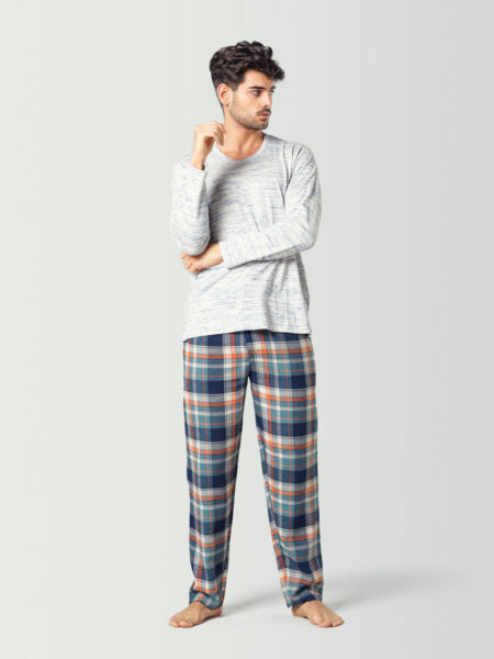 Pijama para hombre con camiseta de manga larga blanca y pantalón a cuadros azul marino