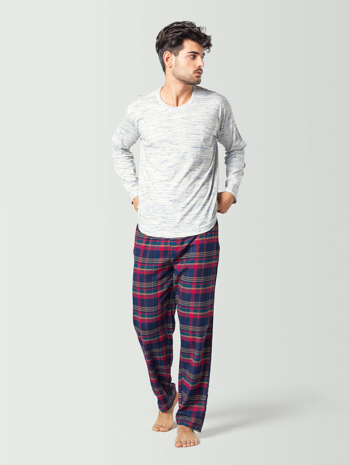 Pijama para hombre con camiseta de manga larga blanca y pantalón a cuadros azul y rojo