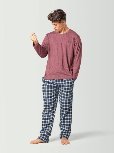 Pijama para hombre con camiseta de manga larga roja y pantalón a cuadros azul y blanco