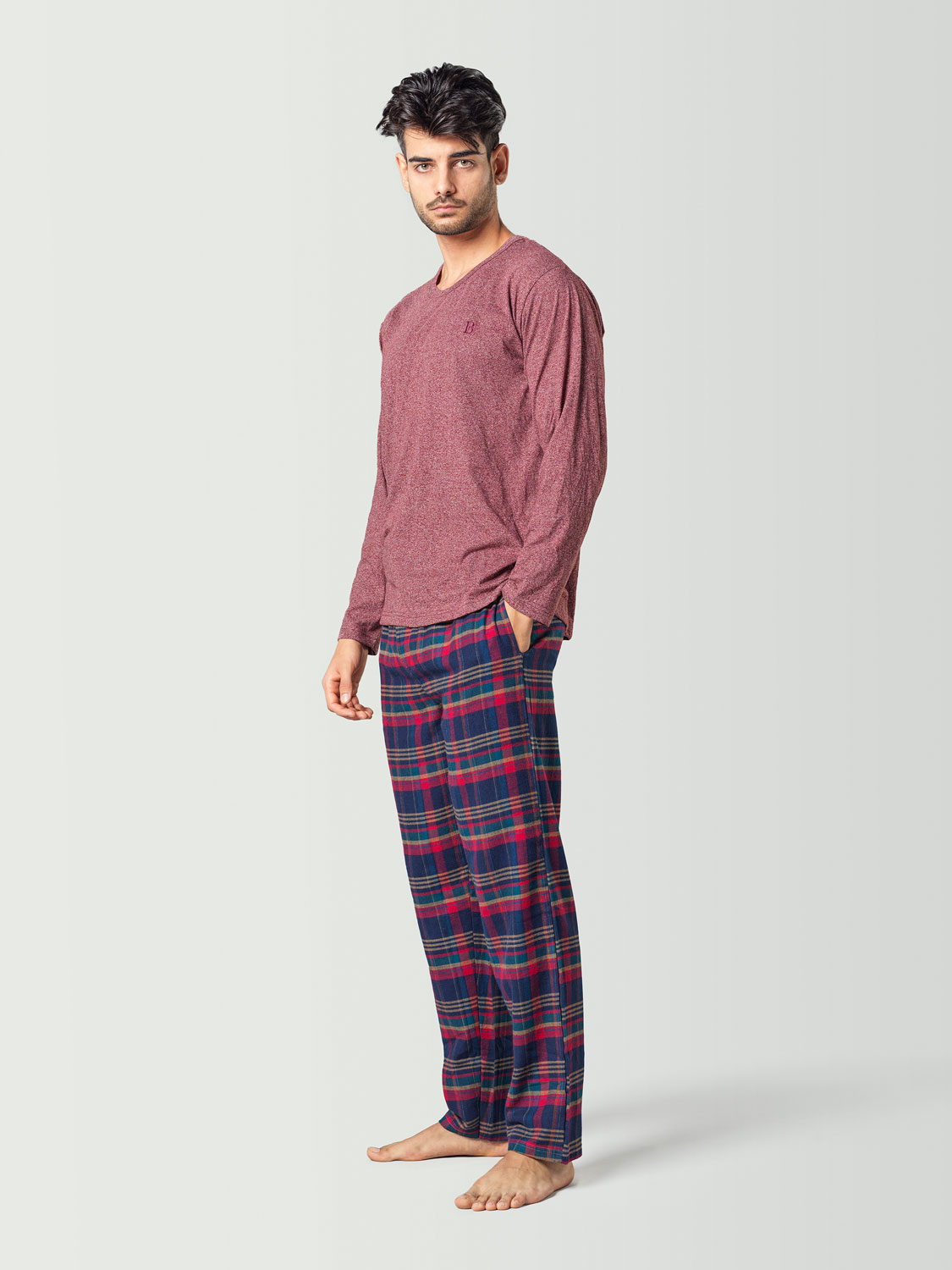Pijama para hombre con camiseta de manga larga roja y pantalón a cuadros azul y rojo
