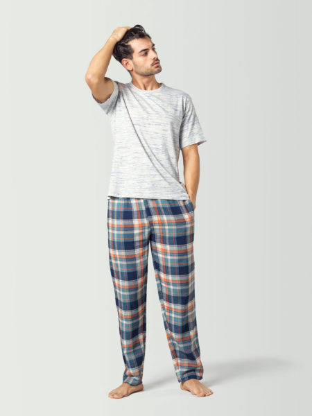 pijama-hombre-camiseta-corta-gris-pantalon-a-cuadros-azul-naranja
