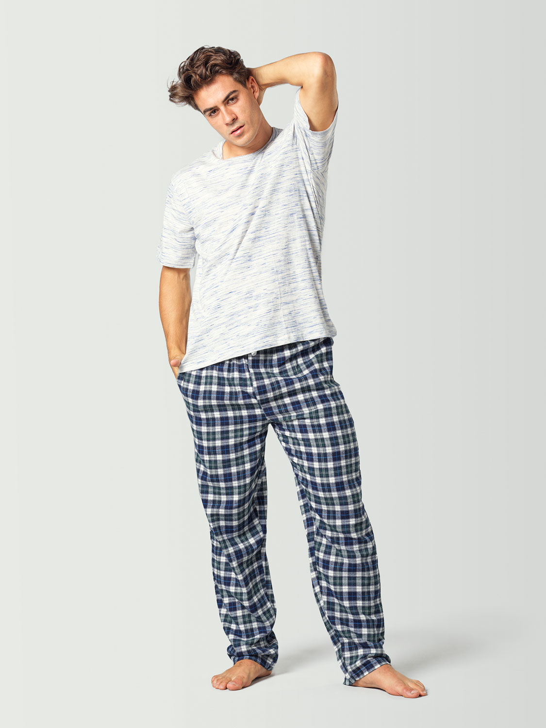 pijama para hombre con camiseta de manga corta blanca y pantalon a cuadros azul y blanco